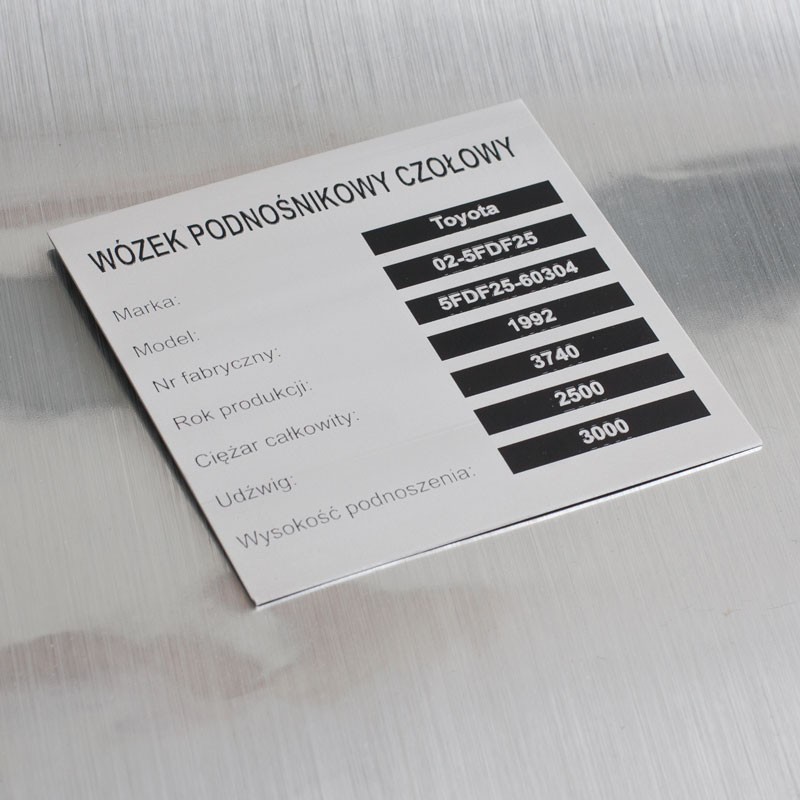 Grawer odwrócony na czarnym aluminium